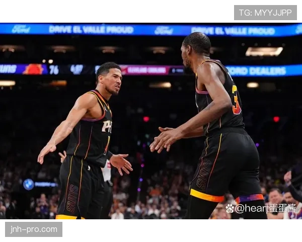 布克利用挡拆射程拉开防守，提升太阳关键时刻三分效率