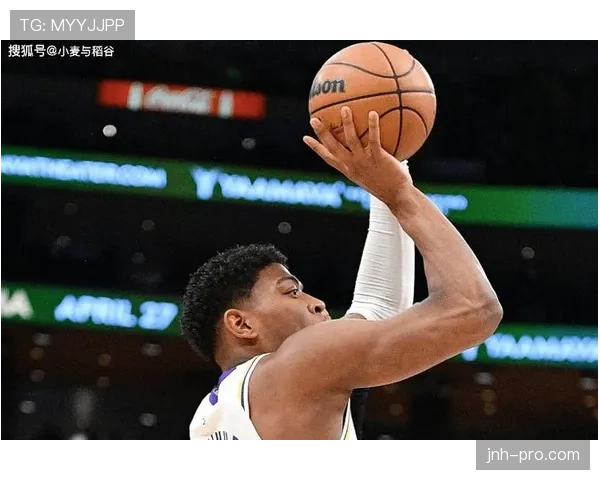 卡隆·巴特勒无球跑动制造空位，提升锋线进攻效率